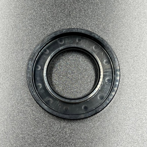 Сальник гребного вала Suzuki DT 75-140, DF60-140 (09282-28002) (28x50x6) (Suzuki) Сальник гребного вала Suzuki DT 75-140, DF60-140 (09282-28002) (28x50x6) (Suzuki)