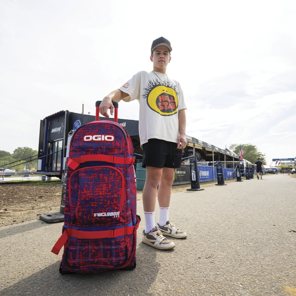 Сумка Ogio Rig 9800 на колесиках Chaos red/blue Сумка Ogio Rig 9800 на колесиках Chaos red/blue