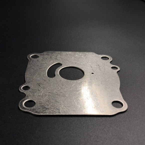 Пластина помпы охлаждения Suzuki DF60-70, DF40-60(A) (Suzuki) Пластина помпы охлаждения Suzuki DF60-70, DF40-60(A) (Suzuki)