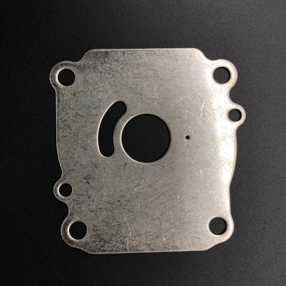 Пластина помпы охлаждения Suzuki DF60-70, DF40-60(A) (Suzuki) Пластина помпы охлаждения Suzuki DF60-70, DF40-60(A) (Suzuki)