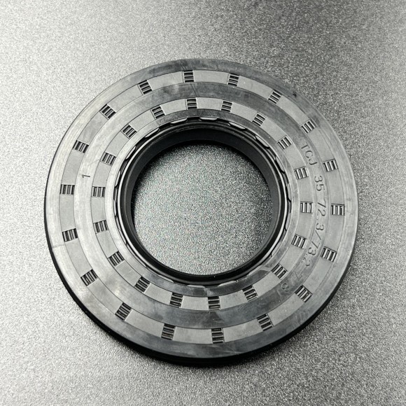 Сальник коленвала BRP (09-165; 290831952) (35x72x7/8) (KACAWA) Сальник коленвала BRP (09-165; 290831952) (35x72x7/8) (KACAWA)